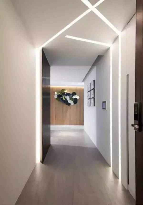 Световые линии на натяжном потолке: как делают потолки с парящими светящимися полосами